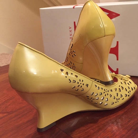 Anne Klein peep toe perforated yellow wedge sandal - Picture 4 of 4